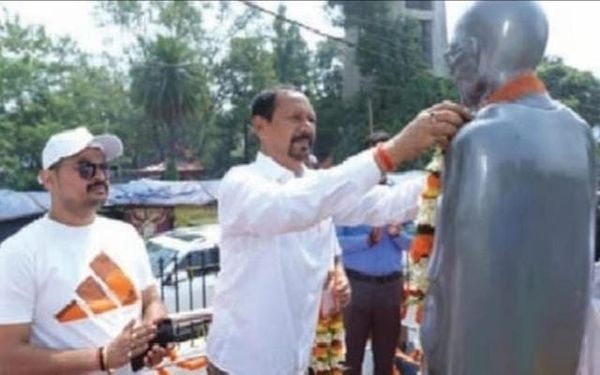 गांधी मैदान चाईबासा में महात्मा गांधी की आदमकद प्रतिमा का अनावरण