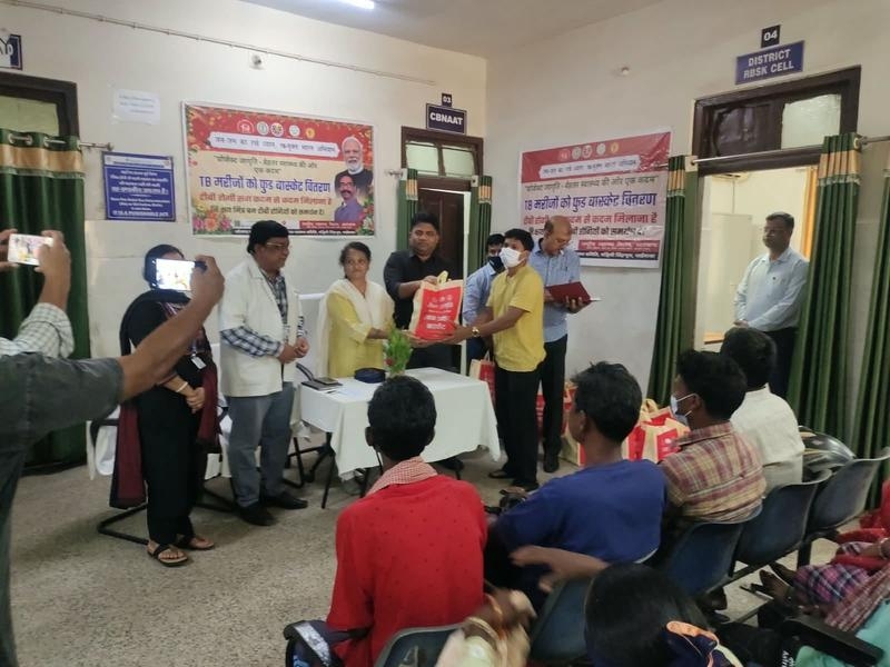 21 टीबी मरीजों के बीच वितरित किया गया पोषक आहार