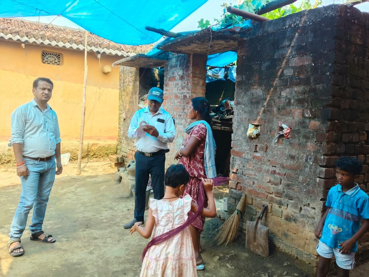 चक्रधरपुर के चंद्रजारकी में 36 आवासों का निरीक्षण, लंबित निर्माण कार्य जल्द पूरा कराने का निर्देश