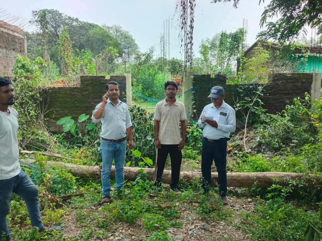 चक्रधरपुर के चंद्रजारकी में 36 आवासों का निरीक्षण, लंबित निर्माण कार्य जल्द पूरा कराने का निर्देश 21981