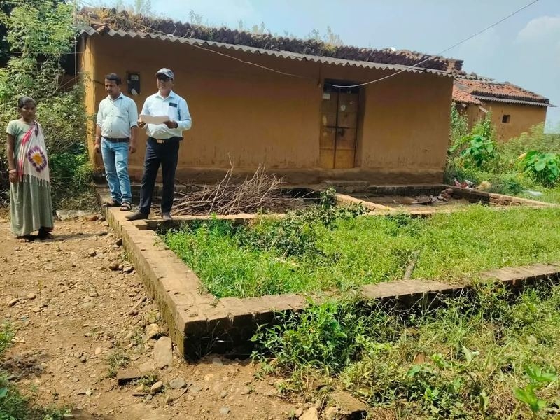 चक्रधरपुर के चंद्रजारकी में 36 आवासों का निरीक्षण, लंबित निर्माण कार्य जल्द पूरा कराने का निर्देश 21990