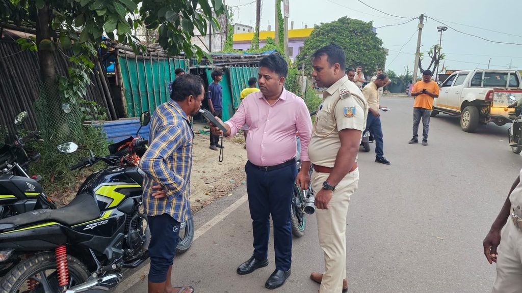 चाईबासा में विशेष वाहन जांच अभियान, गलत पार्किंग करने वाले 27 वाहनों पर कार्रवाईनशे में वाहन चलाने के मामले में दो वाहन जब्त, DTO ने दी सख्त चेतावनी 24940