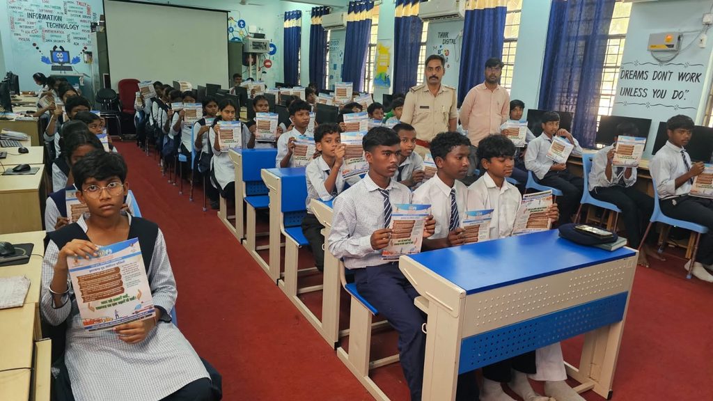 जवाहर नवोदय विद्यालय में छात्रों को सड़क सुरक्षा के प्रति किया गया जागरूकझींकपानी थाना से इंजीनियरिंग कॉलेज तक मार्ग का निरीक्षण, नो पार्किंग जोन बनाने की पहल 26541