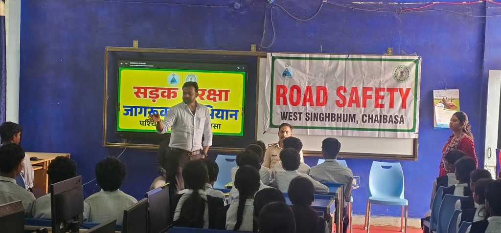जवाहर नवोदय विद्यालय में छात्रों को सड़क सुरक्षा के प्रति किया गया जागरूकझींकपानी थाना से इंजीनियरिंग कॉलेज तक मार्ग का निरीक्षण, नो पार्किंग जोन बनाने की पहल 26542