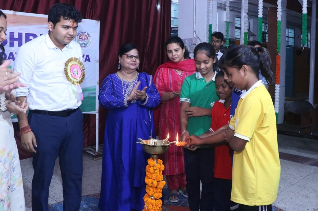 जवाहर नवोदय विद्यालय में सांस्कृतिक कार्यक्रम, उपायुक्त ने विद्यार्थियों को किया प्रेरित 26543