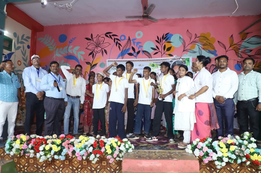 चक्रधरपुर में आयुष मेगा कैंप का आयोजन, 462 लोगों की हुई निःशुल्क स्वास्थ्य जांच; 300 जरूरतमंदों को मिली मच्छरदानी 27019