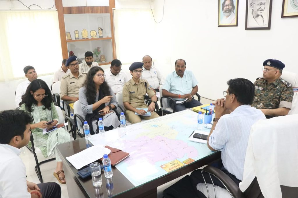दुर्गा पूजा को लेकर प्रशासन अलर्ट, CCTV से होगी निगरानी; सुरक्षा और यातायात व्यवस्था पर जोर 27032
