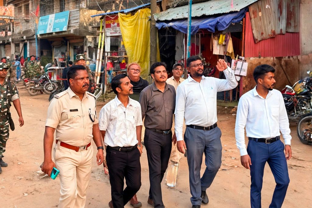 दशहरा को लेकर मनोहरपुर में प्रशासन का पैदल मार्च, सुरक्षा व्यवस्था का लिया जायजा 27960