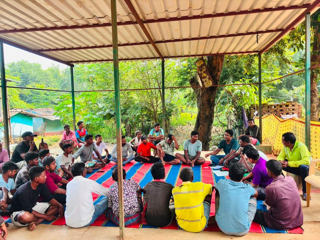 पेसा कानून के उल्लंघन का आरोप: 765 केवी ट्रांसमिशन लाइन के सर्वे पर लुपुंगबेड़ा में ग्रामीणों का विरोध, DC से हस्तक्षेप की मांग 28913