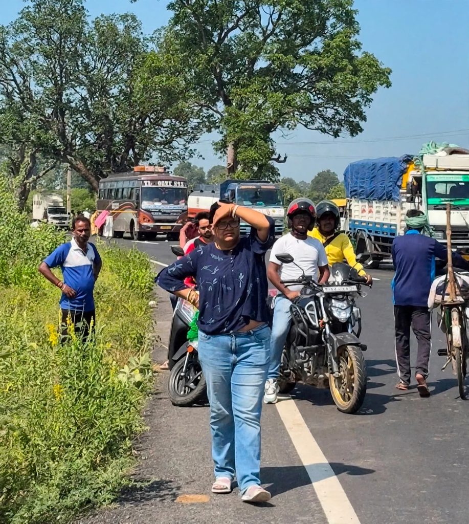 चाईबासा-चक्रधरपुर मुख्य मार्ग पर दर्दनाक हादसा, चुनमुन बस की चपेट में आने से साइकिल सवार की मौत; 6 घंटे तक सड़क जाम 29927