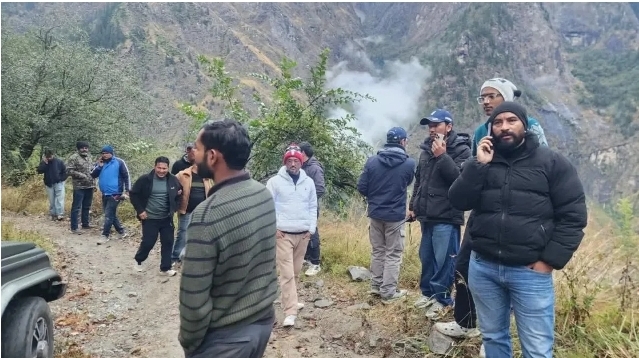 बद्रीनाथ से देहरादून जा रहा हेलीकॉप्टर जोशीमठ के पास दुर्घटनाग्रस्त, पायलट समेत सभी छह लोगों की दर्दनाक मौत