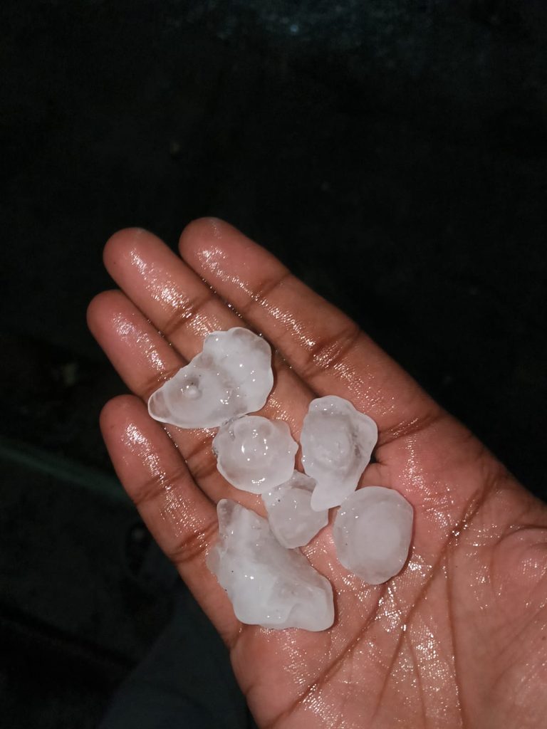 मुरादाबाद: भगतपुर क्षेत्र में अचानक बदला मौसम, तेज आंधी-बारिश के साथ गिरे बड़े ओले; किसानों को भारी नुकसान की आशंका whatsapp image 2026 10 07 at 7.01.35 pm
